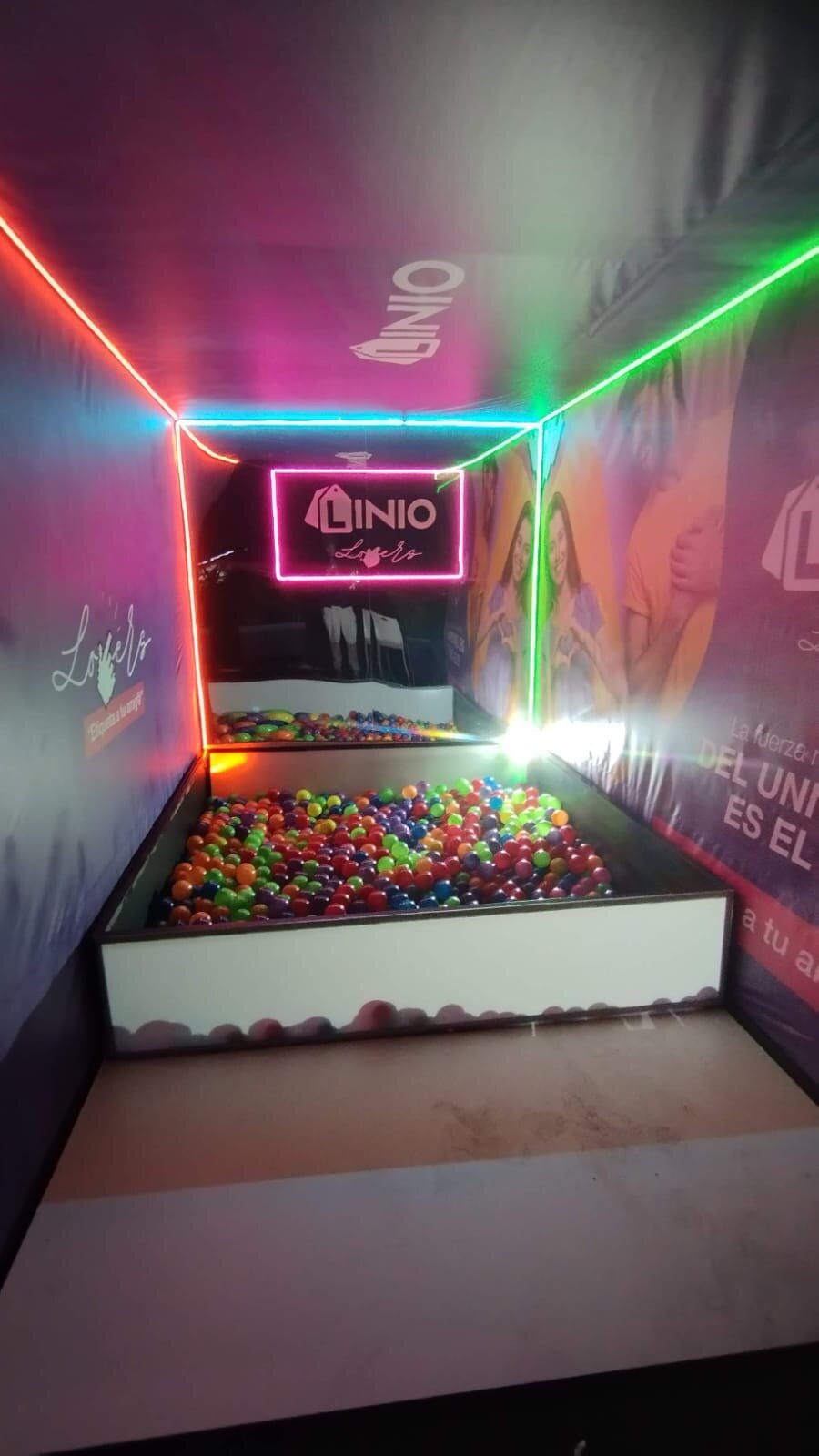 Activación Linio Lovers piscina de pelotas